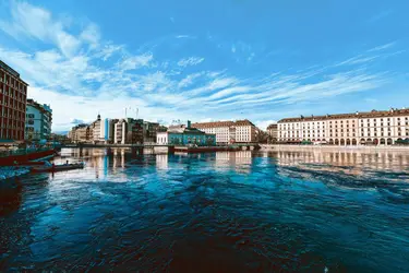 Le Rhône et le centre-ville de Genève - crédits : AleksandarGeorgiev/ Getty Images