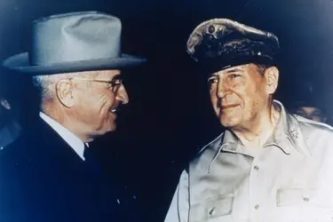 Douglas MacArthur et Harry Truman, 1950 - crédits : MPI/ Archive Photos/ Getty Images