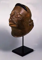 Masque-heaume de l'ethnie Makondé - crédits : Bonhams, London, UK,  Bridgeman Images *