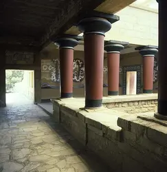 Débouché du grand escalier, palais de Cnossos, Crète - crédits :  Bridgeman Images 