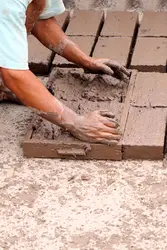 Fabrication de briques crues - crédits : Jerry-Rainey/ Shutterstock