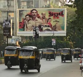 Bollywood: affiche de cinéma à Bombay - crédits : Carston Schafer/ Flickr ; CC - BY 2.0 ; fond accentué