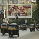 Bollywood: affiche de cinéma à Bombay - crédits : Carston Schafer/ Flickr ; CC - BY 2.0 ; fond accentué