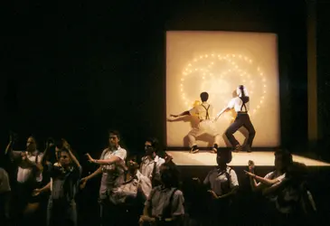 <em>Einstein on the Beach</em>, opéra de P. Glass, mise en scène de Robert Wilson - crédits : Jack Vartoogian/ Getty Images