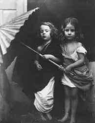 Deux enfants à l'ombrelle, J. M. Cameron - crédits : Julia Margaret Cameron/ Hulton Archive/ Getty Images