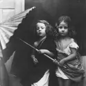 Deux enfants à l'ombrelle, J. M. Cameron - crédits : Julia Margaret Cameron/ Hulton Archive/ Getty Images
