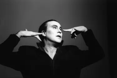 <em>Hamlet: A Monologue</em> d'après <em>Hamlet</em> de W. Shakespeare, mise en scène de Robert Wilson - crédits : Esch-Kenkel/ ullstein bild/ Getty Images