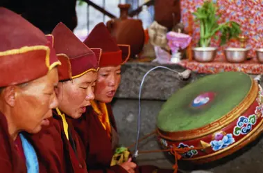 Dans un temple bouddhiste - crédits : Bushnell/ Soifer/ Getty Images