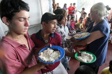 Distribution de rations alimentaires - crédits : Miguel Alvarez/ AFP