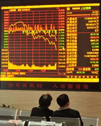 Investisseurs chinois devant l’indice composite de la Bourse, Shanghai, mai 2015 - crédits : A. Xin/ Imagine China/ AFP