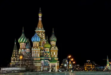 La cathédrale Saint-Basile-le-Bienheureux (Moscou), de nuit - crédits : A. Poison/ Shutterstock