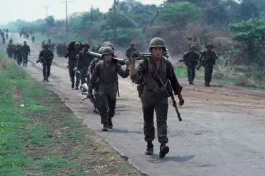 Guerre civile au Salvador, 1983 - crédits : Robert Nickelsberg/ Archive Photos/ Getty Images