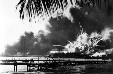 Destruction de l'<it>USS Shaw</it> à Pearl Harbor - crédits : Keystone/ Hulton Archive/ Getty Images