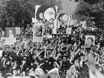 Manifestation en faveur de Khomeyni à Téhéran, 1980 - crédits : Keystone/ Hulton Archive/ Getty Images