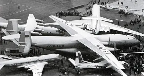 Antonov An-22, avion - crédits : Musée de l’Air et de l’Espace - Le Bourget