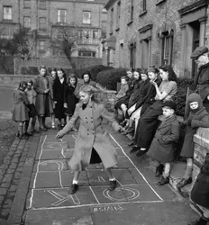 Enfants jouant dans la rue, B. Brandt - crédits : Haywood Magee/ Picture Post/ Hulton Archive/ Getty Images