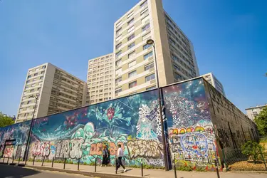 Graffitis dans le quartier de Ménilmontant à Paris - crédits : Bertrand Gardel/ hemis.fr