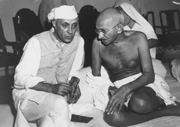 Nehru et Gandhi, 1946 - crédits : Central Press/ Getty Images