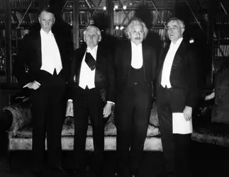 Sinclair Lewis, Frank Kellogg, Albert Einstein et Irving Langmuir - crédits : Hulton-Deutsch/ Corbis Historical/ Getty Images