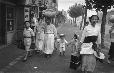 Réfugiés sud-coréens, en 1950 - crédits : Haywood Magee/ Picture Post/ Getty Images