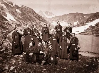 Les moines de saint Bernard - crédits : William England/ Hulton Archive/ Getty Images