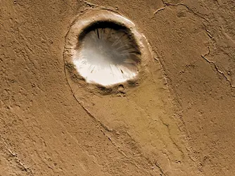 Cratère martien façonné par le courant - crédits : NASA