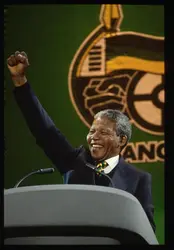 Nelson Mandela après sa libération en 1990 - crédits : Peter Turnley/ Corbis/ VCG/ Getty Images