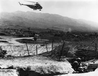 Tranchées de Diên Biên Phu, 1954 - crédits : Keystone/ Hulton Archive/ Getty Images
