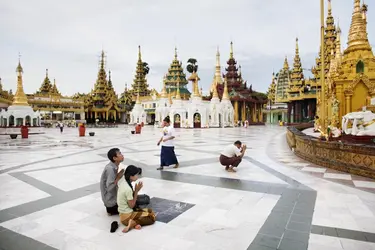 Prières à Shwedagon Paya, Rangoun - crédits : Marco di Lauro/ Getty Images News/ AFP