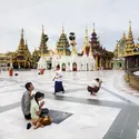 Prières à Shwedagon Paya, Rangoun - crédits : Marco di Lauro/ Getty Images News/ AFP