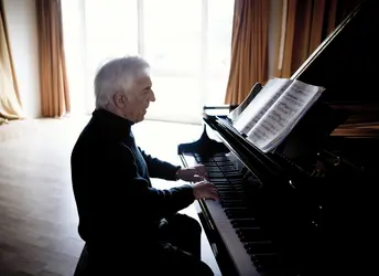 Vladimir Ashkenazy
 - crédits : B. Ealovega and Decca