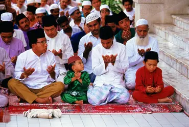 Musulmans en prières (Brunéi) - crédits : Paul Chesley/ The Image Bank/ Getty Images
