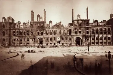 Ruines de l'Hôtel de Ville de Paris - crédits : Alphonse Liebert/ Hulton Archive/ Getty Images