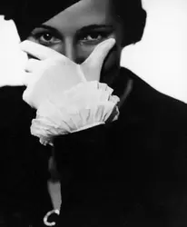 Chapeau, gant et dentelles - crédits : Nicolet/ Hulton Archive/ Getty Images