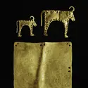Plaquettes en forme de bovidés et plaque en or, Varna (Bulgarie) - crédits : Erich Lessing/ AKG Images