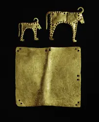 Plaquettes en forme de bovidés et plaque en or, Varna (Bulgarie) - crédits : Erich Lessing/ AKG Images