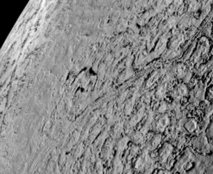 Terrains cantaloupes de Triton - crédits : Courtesy NASA / Jet Propulsion Laboratory