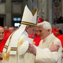 Le pape François et le pape émérite Benoît XVI - crédits : Maurix/ Gamma-Rapho/ Getty Images