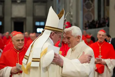 Le pape François et le pape émérite Benoît XVI - crédits : Maurix/ Gamma-Rapho/ Getty Images