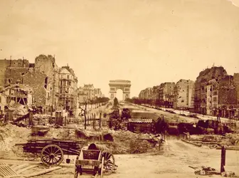 Barricade durant la Commune de Paris - crédits : Hulton Archive/ Getty Images