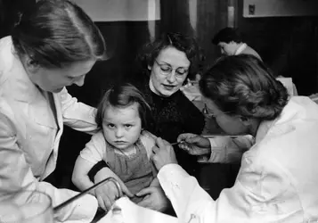 Vaccination contre la poliomyélite - crédits : Thurston Hopkins/ Picture Post/ Getty Images