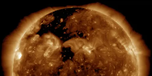 Couronne solaire et son trou coronal au pôle Nord - crédits : SDO/ NASA