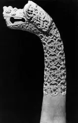 Tête de dragon de la sépulture d'Oseberg - crédits : Hulton Archive/ Getty Images