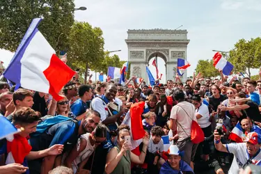 Supporters célébrant la victoire des Bleus lors de la Coupe du monde de football 2018 - crédits : Joao Bolan/ SOPA Images/ LightRocket/ Getty Images