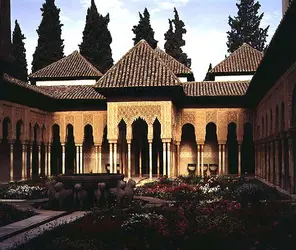 Alhambra de Grenade : la cour des Lions - crédits :  Bridgeman Images 