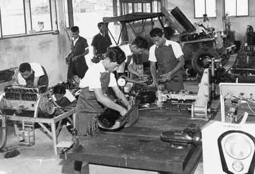 Atelier de réparation automobile - crédits : Hulton Archive/ Getty Images