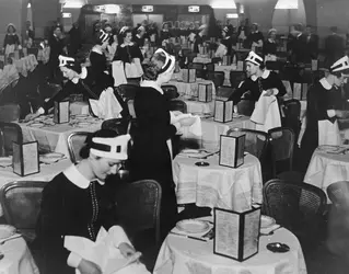 Les serveuses du Lyon's Corner House à Londres , B. Brandt - crédits : Bill Brandt/ Hulton Archive/ Getty Images