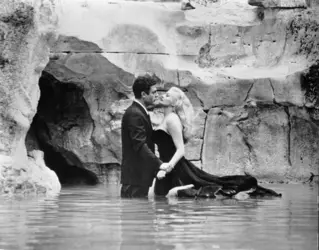 Anita Ekberg et Marcello Mastroianni  - crédits : Riama Film and Pathé Consortium Cinéma; photograph from a private collection 