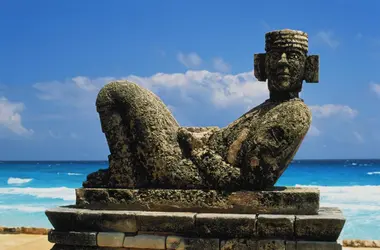 Chac-mool à Cancún - crédits : Cosmo Condina/ The Image Bank/ Getty Images