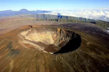 Cratère Dolomieu du piton de la Fournaise - crédits : Eric Valenne geostory/ Shutterstock